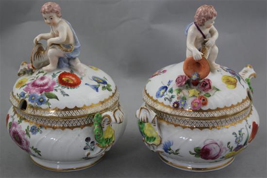 A pair of German porcelain sauce tureens and covers, late 19th century, width 18cm